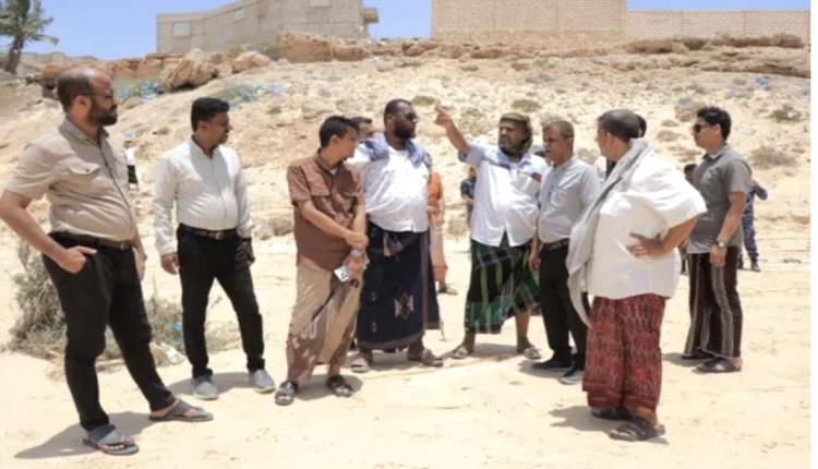 إزالة الاستحداثات في مجاري السيول بمديرية الشحر
