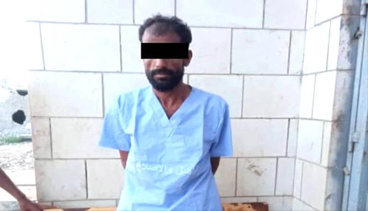 في عملية خاطفة.. أمن أبين يطيح بقاتل زوجته المختبئ في خزان مياه