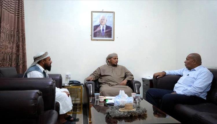 محافظ سقطرى يلتقي قيادات النيابة العامة لبحث التعاون الأمني وتعزيز البنية القضائية
