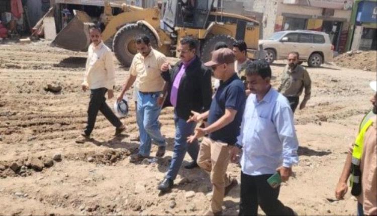 مدير عام المنصورة يدشن مشروع إعادة تأهيل شارع تقاطع الكثيري السوق المركزي
