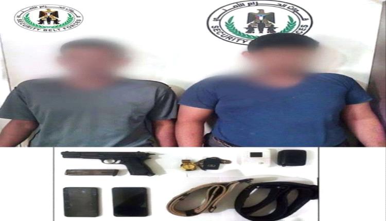 الحزام الأمني يطيح بمتهمَين فجّرا قنبلة قرب منازل المواطنين بالبريقة