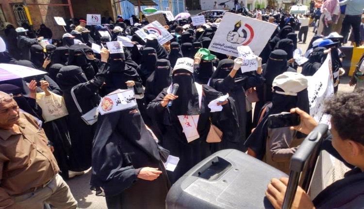 المعلمون في تعز يصعّدون الاحتجاجات ويتمسّكون بالإضراب
