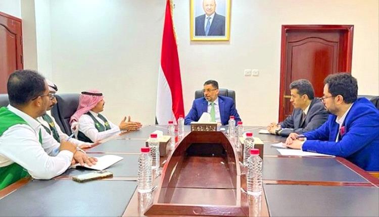 بن مبارك يشيد بالدعم السعودي ويحث على تسريع مشاريع الإعمار