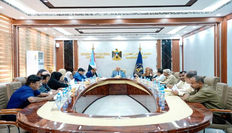 الانتقالي يستعرض ترتيبات فعالية "حضرموت أولاً" ويحذر من تحديات النزوح وتدهور المعيشة