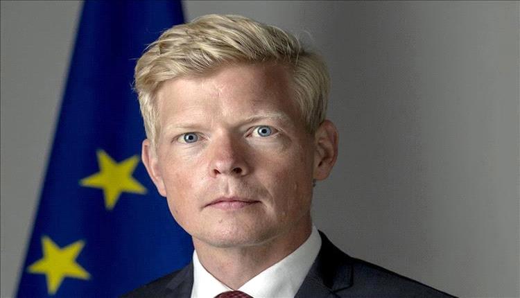 وزير الإعلام يتهم المبعوث الأممي بمحاولة تقديم "طوق نجاة" للحوثيين
