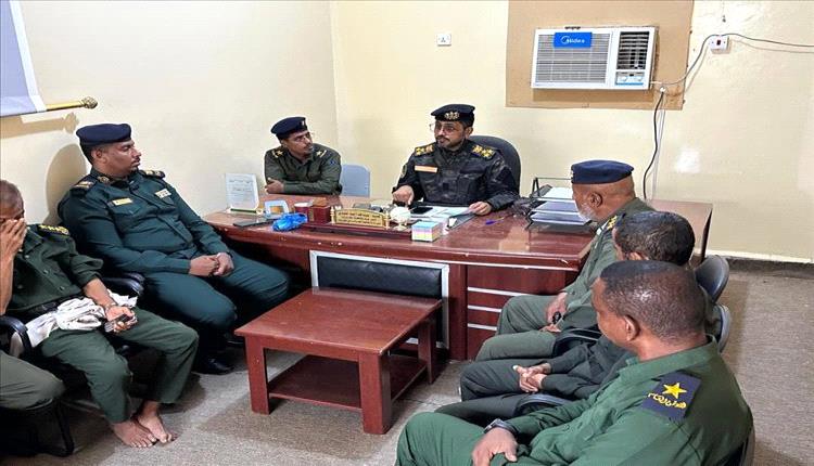 العميد لحمدي يبحث مع رؤوساء الأقسام وضباط مكافحة المخدرات بساحل حضرموت جهود تعزيز محاربة آفة المخدرات
