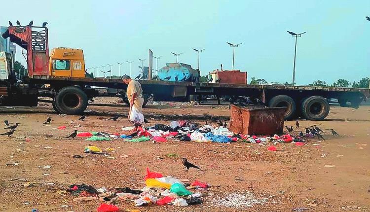 في أرض النفط والغاز.. رجل مسنّ يفتش القمامة بحثاً عن طعام!