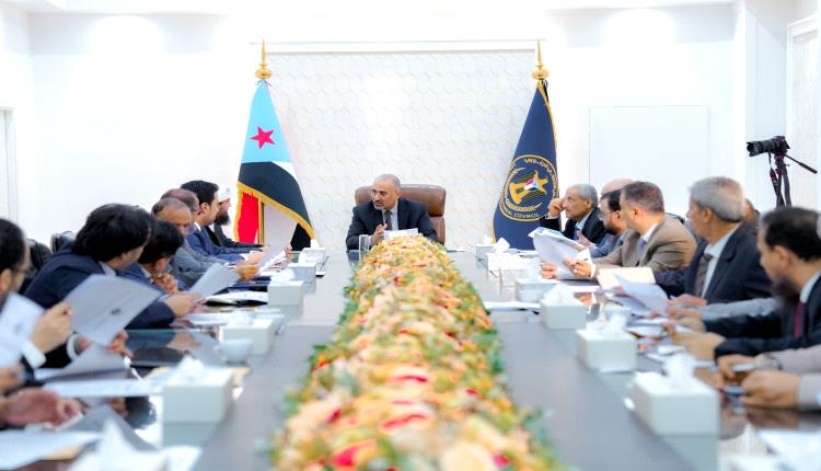 الرئيس الزُبيدي يحشد طاقات الدولة.. ضبط الأسواق وتحصيل الموارد على طاولة القيادة العليا