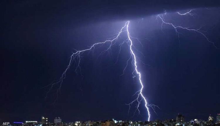 تعادل رحلة من فرنسا إلى إيطاليا.. رصد أطول صاعقة برق بالعالم