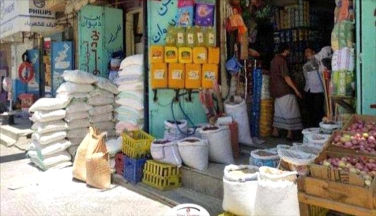 الريال يصعد والأسعار تُقاوم.. سكان مدينة الشعب يصرخون في وجه جشع التجار وغياب الرقابة