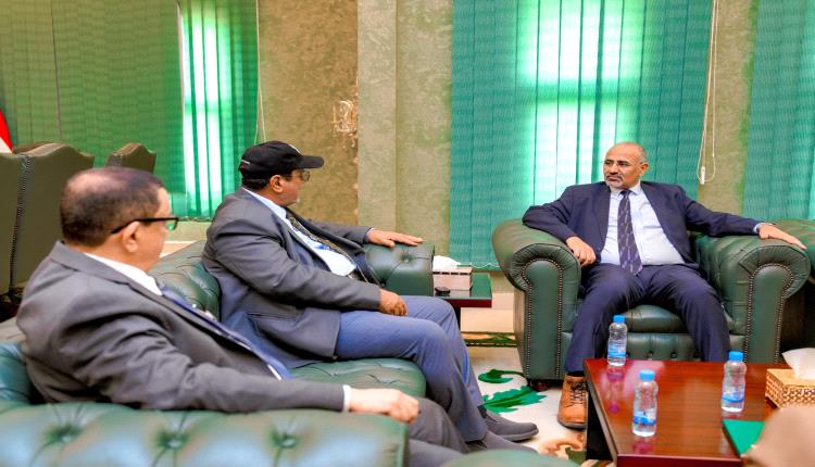 الرئيس الزُبيدي يؤكد دعم إعادة بناء وتطوير قطاع الطيران المدني