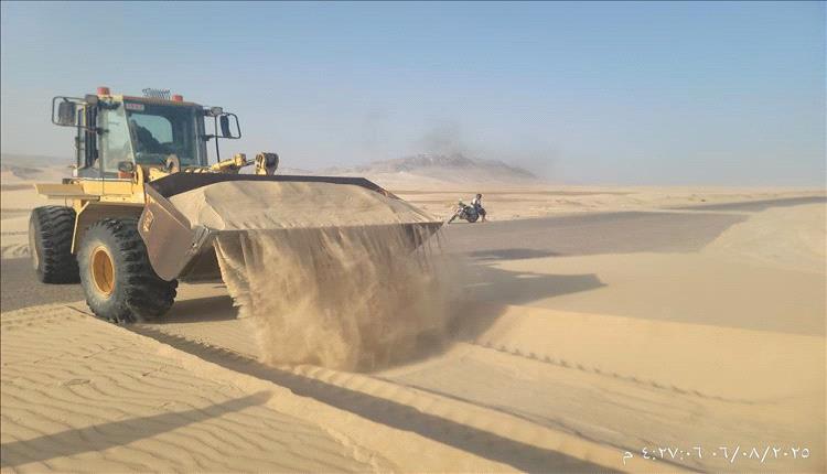 الرمال الزاحفة تهدد شريان شبوة الساحلي.. وصندوق الطرق يتدخل لاحتواء الخطر