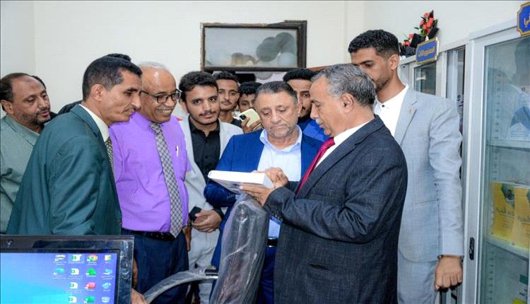 جامعة عدن تطلق أول مكتبة خيرية بكلية الحقوق: خطوة رائدة لتكافؤ الفرص التعليمية