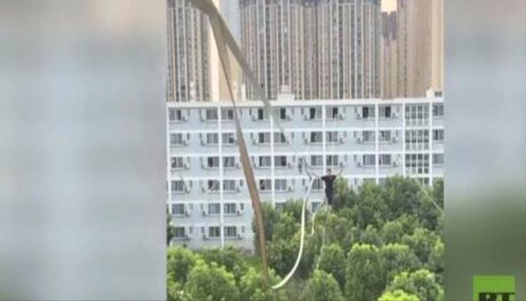 لقطات تحبس الأنفاس لتنقل طلاب صينيين على الحبال بين مباني جامعتهم العالية في سيتشوان