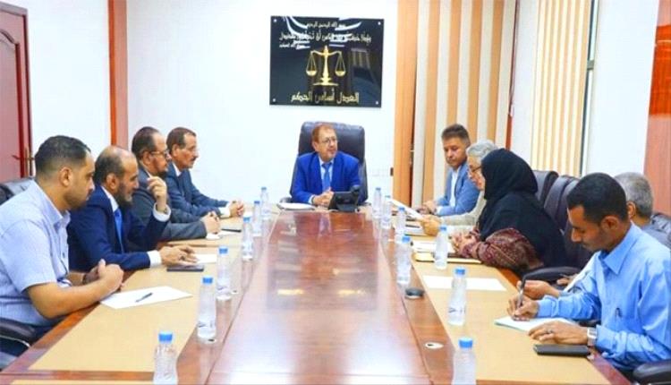 إحالة قضاة وإداريين للتحقيق وملاحقة المحاكم المغلقة
