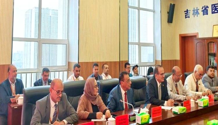 وزير الصحة يبحث في جيلين الصينية شراكات طبية وتوأمة مستشفيات يمنية