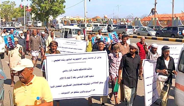 المسرحون قسراً يلوّحون بالزحف إلى معاشيق: إنذار نهائي قبل التصعيد