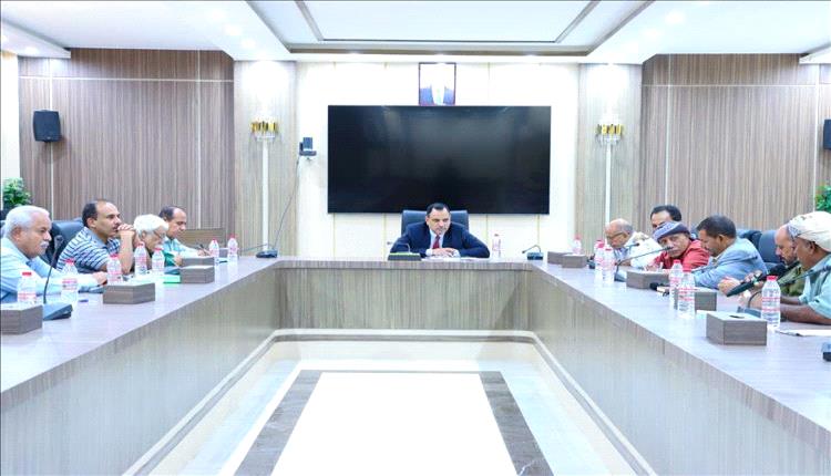 الوزير السقطري يبحث مع هيئة المصائد والجمعيات السمكية في سقطرى سبل تطوير القطاع ومحاربة الاصطياد العشوائي
