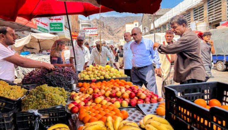 مكتب أشغال صيرة ينفذ حملة لتنظيم الأسواق في المديرية
 
