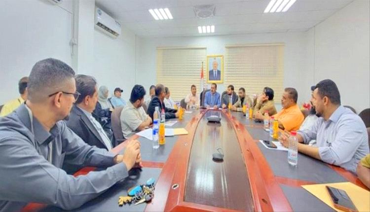 عدن: اجتماع حكومي يطالب مطاعم المدينة بخفض أسعار الوجبات لدعم القدرة الشرائية