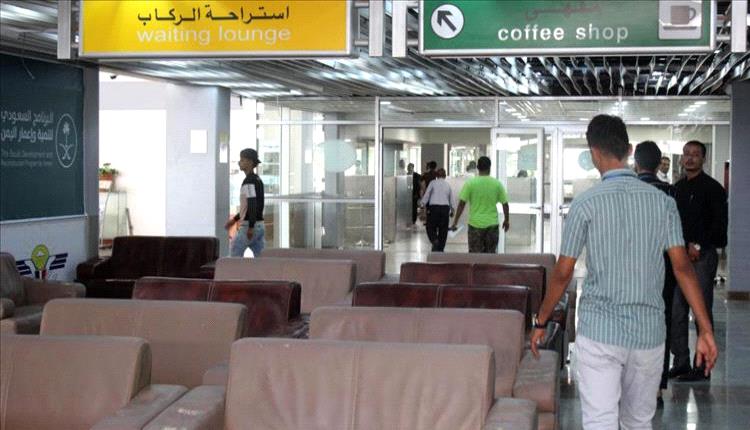 قرار حكومي يربك أجواء اليمن: حظر الدولار يهدد بقطع أجنحة الطيران