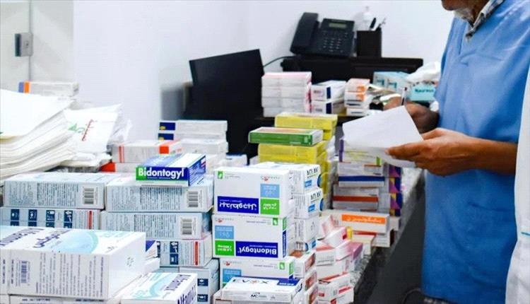 عدن تغلي بسبب "التخفيضات الوهمية" في أسعار الأدوية: المواطن بين جشع الموردين وغياب الرقابة