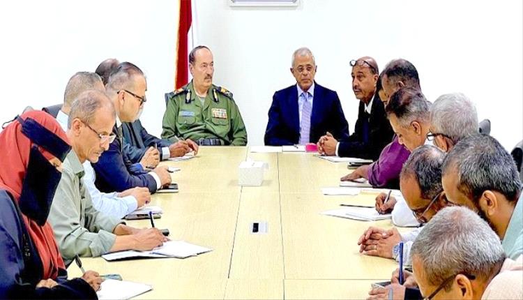 نائب وزير الخارجية اليمني يترأس اجتماعاً موسعاً لتعزيز حماية اللاجئين بعدن
