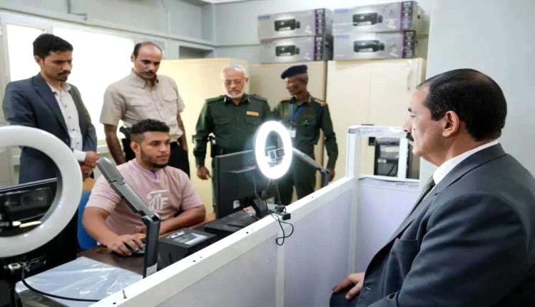 الحوثي يعلن الحرب على "بطاقة حيدان الذكية" ويلاحق حامليها في مناطقه