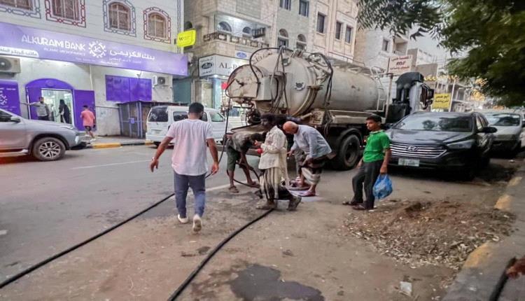 فرق الصرف الصحي بصيرة تنفذ حملة تصفية لتحسين كفاءة الشبكة الرئيسية