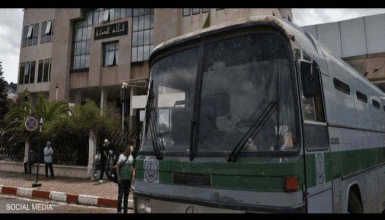 الجزائر تسحب الحافلات المتهالكة بعد "كارثة الوادي