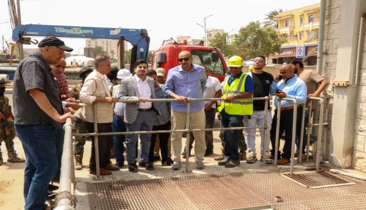 نائب وزير المياه يتفقد مشاريع حيوية بعدن ويشدد على تسريع وتيرة العمل وضمان استدامة الخدمات