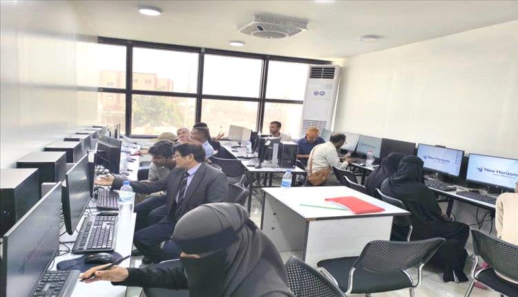 مدير عام التغذية المدرسية بوزارة التربية يدشن الدورة التدريبية في قيادة الحاسوب بعدن

