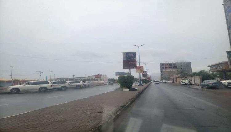 غيوم تغطي سماء عدن وتمنح السكان طقسًا معتدلًا