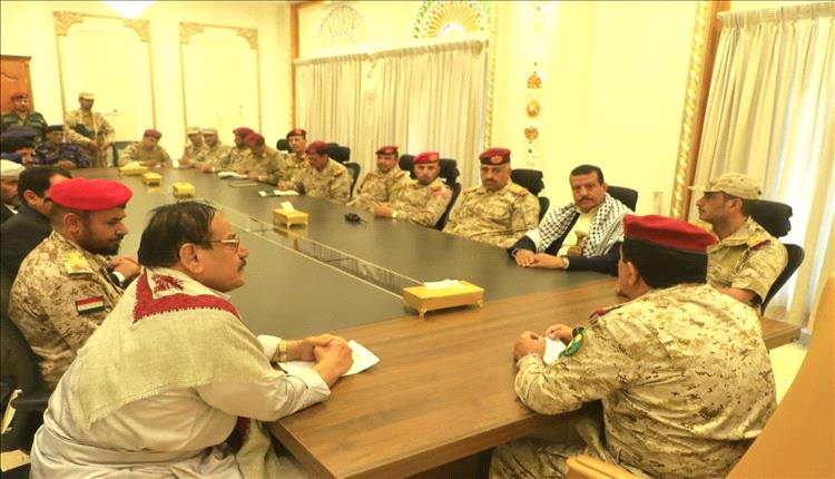 وزير الدفاع من مأرب: يقظة دائمة لمواجهة الحوثيين وحماية مركز الصمود