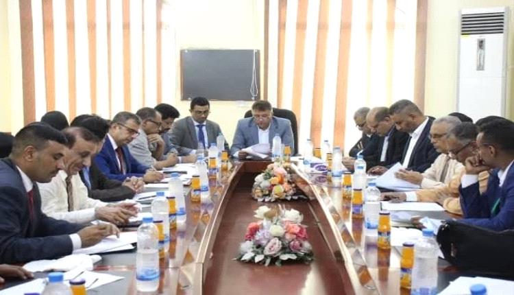 النيابة العامة بعدن: تجميد أموال وحظر التعامل مع أكثر من 300 فرد و83 كيان بتهم الإرهاب

