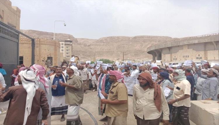 معلمو حضرموت يحتجون للمطالبة بتحسين أوضاعهم المعيشية