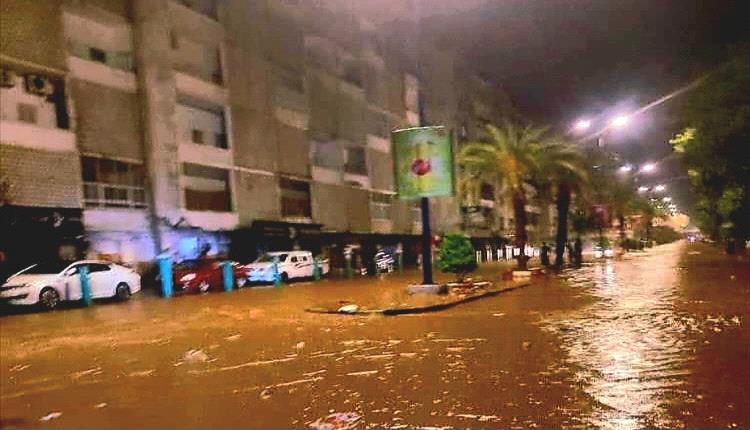 عدن تغرق.. شارع عدن تتحول إلى مجرى سيول ولملس يوجّه بتحرك عاجل