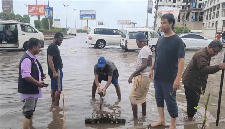 استنفار محلي المنصورة لمواجهة تداعيات أمطار عدن الغزيرة