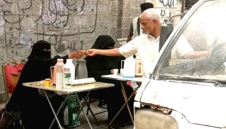 شاي الرصيف يتفوق على مطاعم المدينة.. حكاية صمود نساء كريتر