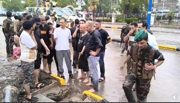 محافظ عدن يتفقد أضرار السيول ويوجّه برفع وتيرة الاستجابة العاجلة
