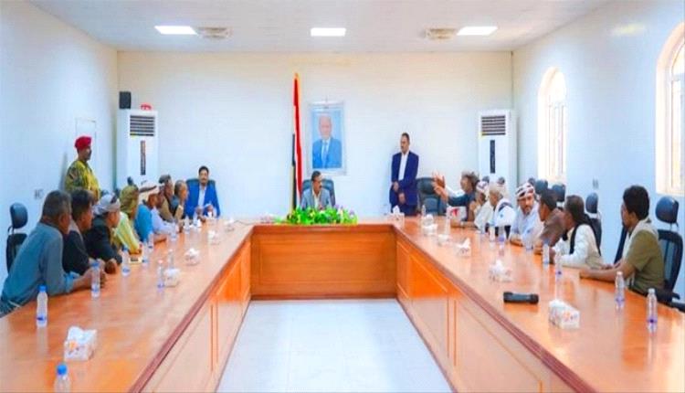 محافظ شبوة يناقش مع قيادات مرخة العليا مصفوفة احتياجات خدمية وتنموية