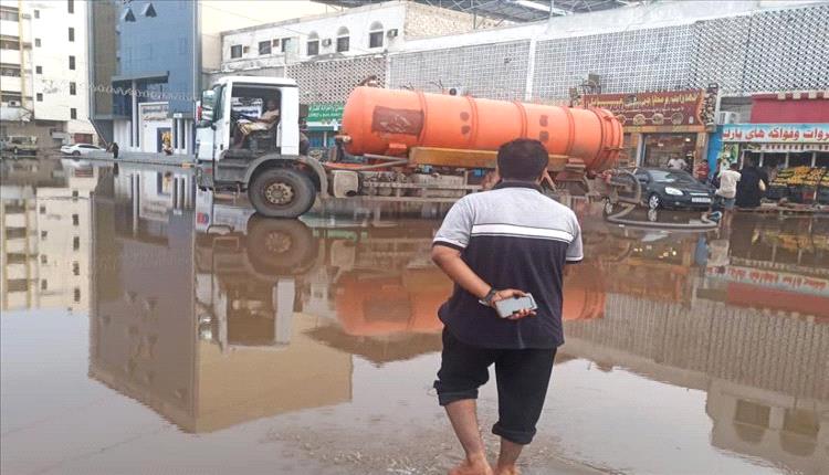 مدير خورمكسر يواصل جهود شفط مياه الأمطار للحد من أضرار المنخفض الجوي في عدن
