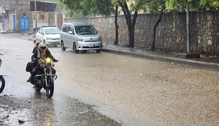 أمطار أبين.. نفحات ربيعية تبعث الحياة في القرى والمزارع"
