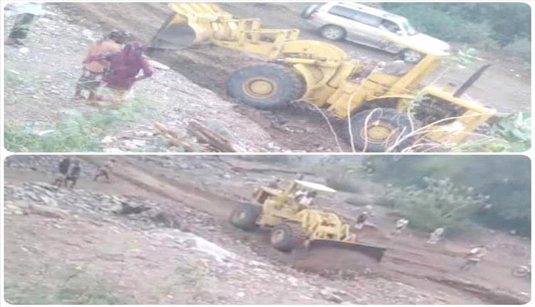"جبل صبر تحت تهديد الأمطار.. انهيار صخري يغلق الطريق الرئيس في تعز"
