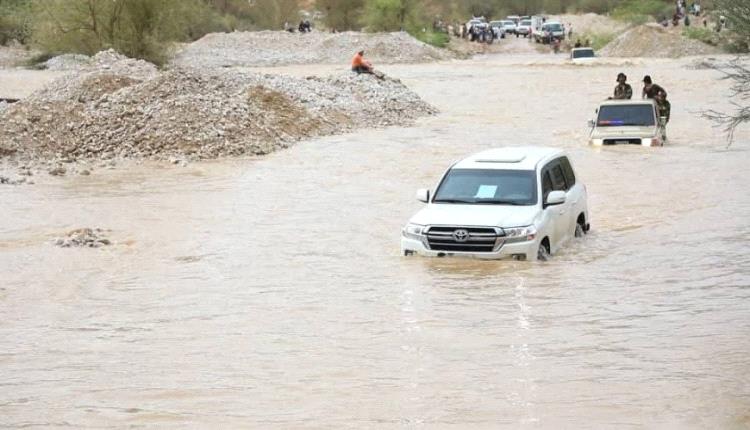 السيول تجرف محافظ حضرموت وموكبه خلال جولة ميدانية