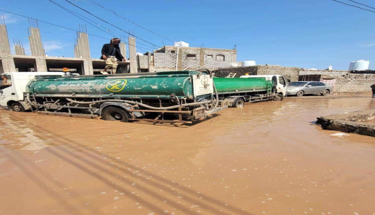 جهود عاجلة لشفط مياه الأمطار واستعادة الحياة الطبيعية في الشيخ عثمان 