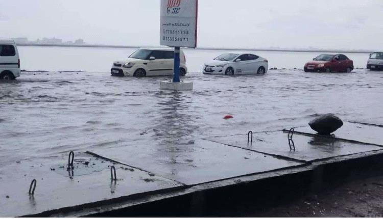 غرق طريق الجسر في عدن إثر الأمطار الغزيرة