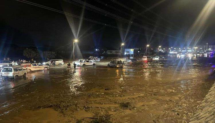إعادة فتح طريق إنماء – الشعب بعد انقطاعه لساعات بسبب السيول