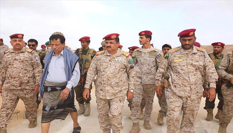وزير الدفاع ومحافظ المهرة يتفقدان محور الغيضة ويؤسسان مبنى قيادة جديد لتعزيز الأمن والجاهزية