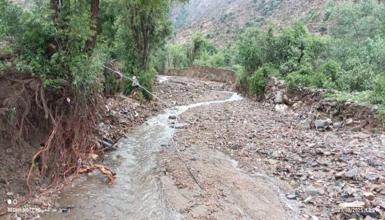 سيول جارفة تحوّل وادي شعب في لحج إلى منطقة منكوبة والسكان يطلقون نداءات استغاثة عاجلة